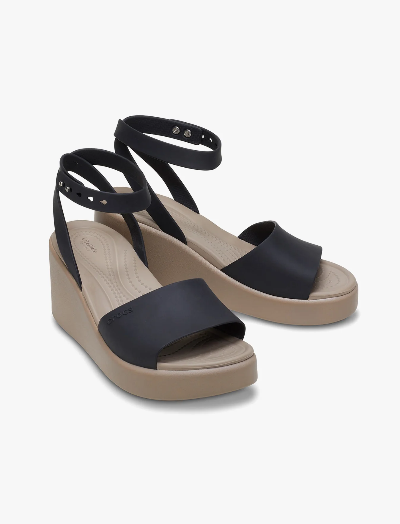 Crocs Brooklyn Ankle Strap Wedge - סנדלי פלטפורמה קרוקס לנשים בצבע שחור/משרום - Image 3