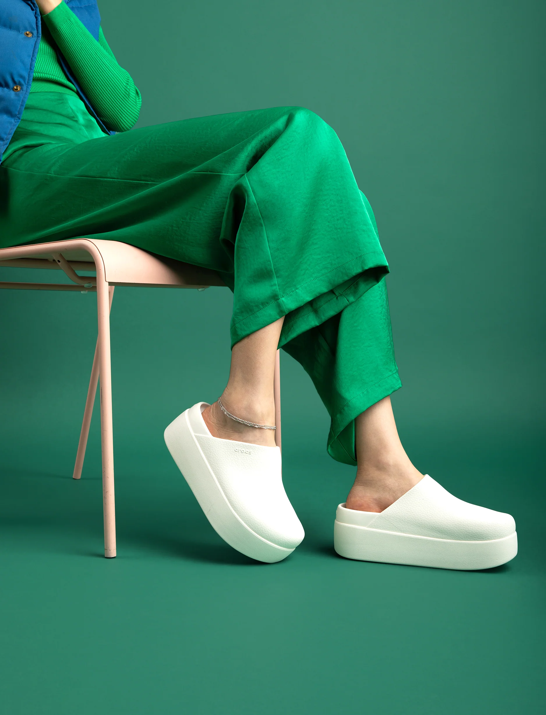 Crocs Dylan Platform Clog - כפכפי קרוקס דילן פלטפורמה לנשים בצבע לבן גיר - Image 2