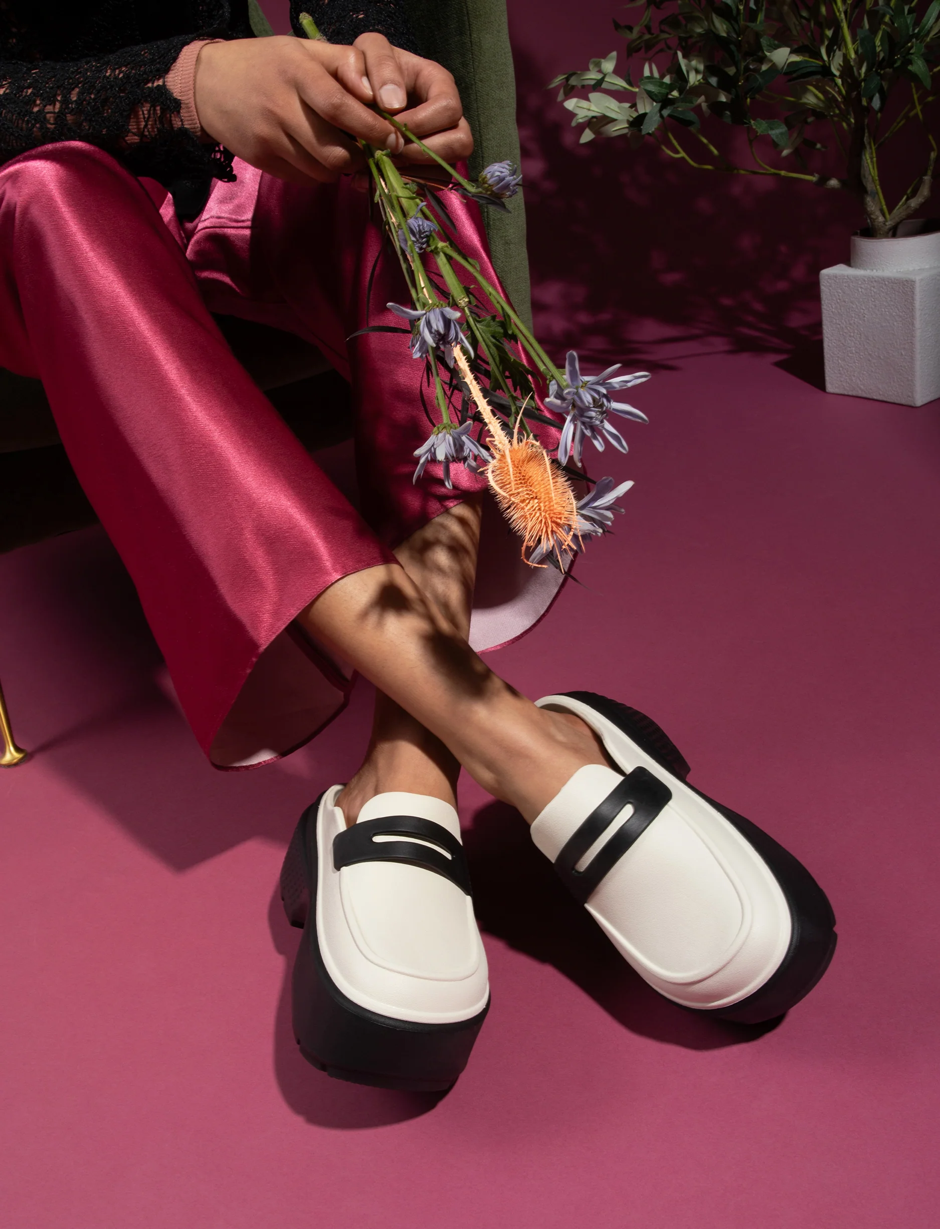 Crocs Stomp Loafer - כפכפי מוקסין פלטפורמה קרוקס לנשים בצבע לבן/שחור - Image 7