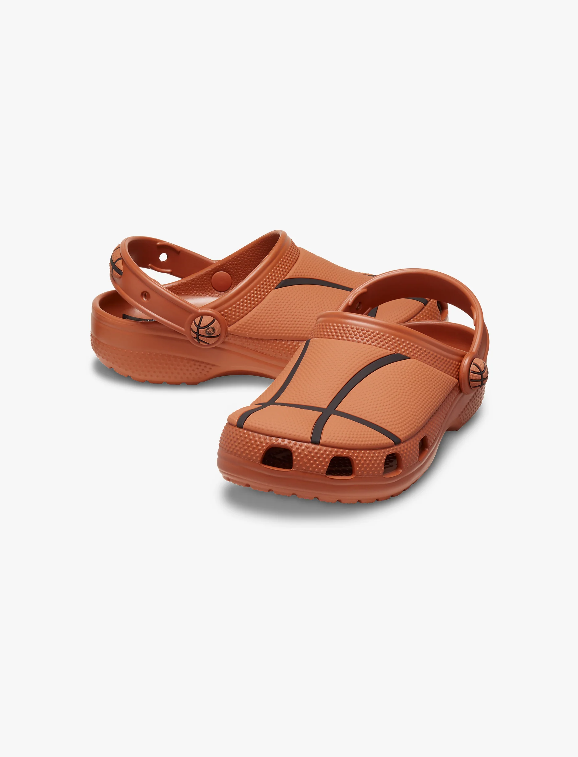 Crocs Classic Basketball Clog T - כפכפי קרוקס קלוג לילדים בצבע כתום גזר בהדפס כדור סל מידות קטנות - Image 4