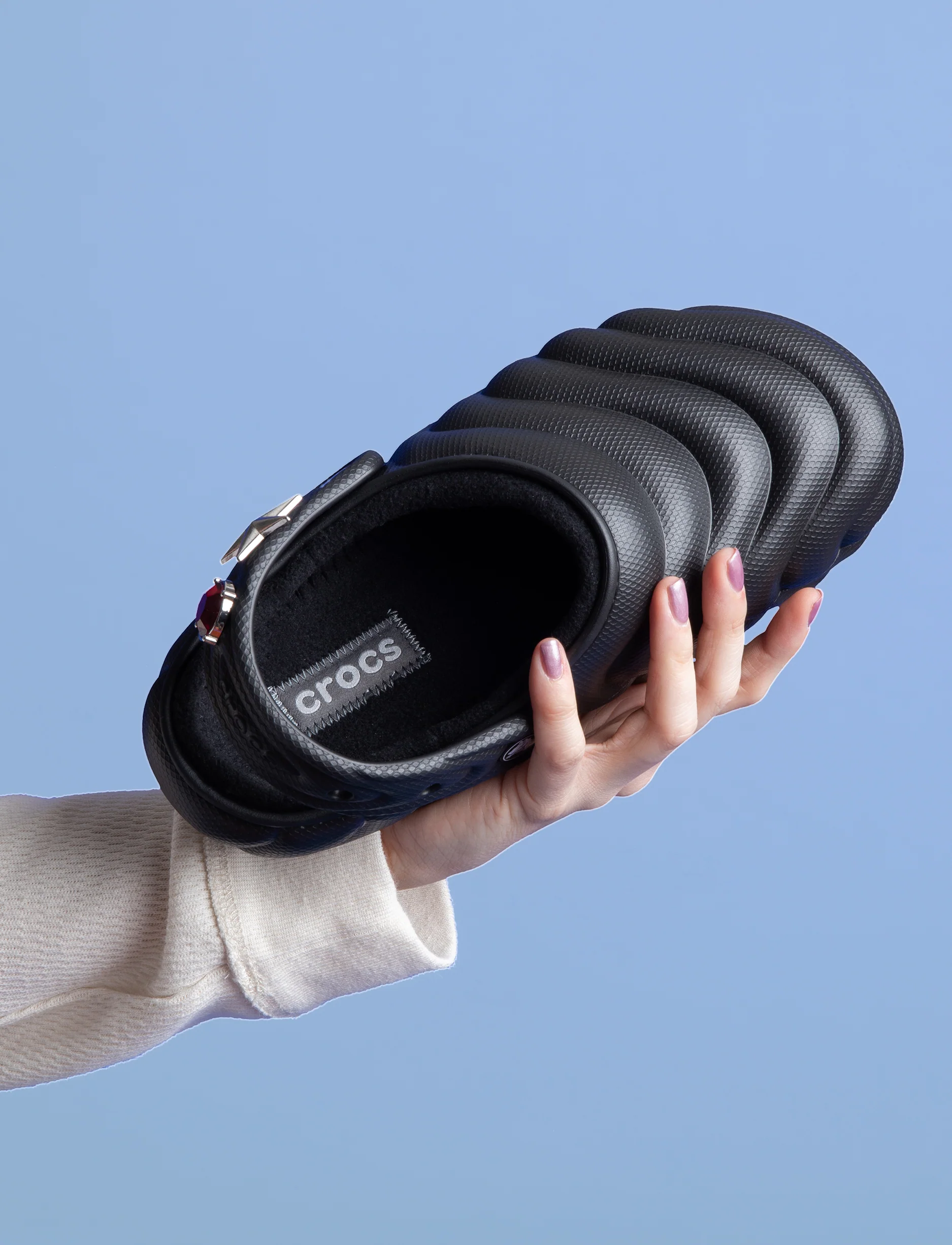 Crocs Classic Lined Overpuff Clog - כפכפים פרוותיים קרוקס בצבע שחור - Image 2