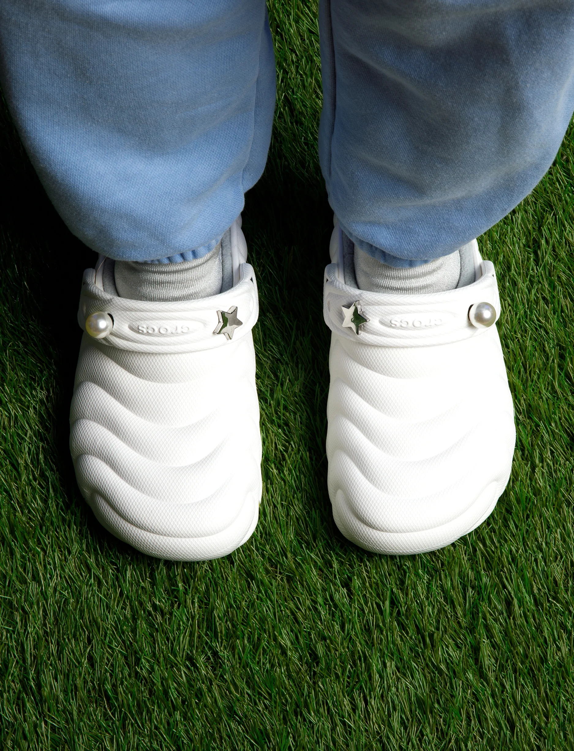Crocs Classic Lined Overpuff Clog - כפכפים פרוותיים קרוקס בצבע לבן - Image 2