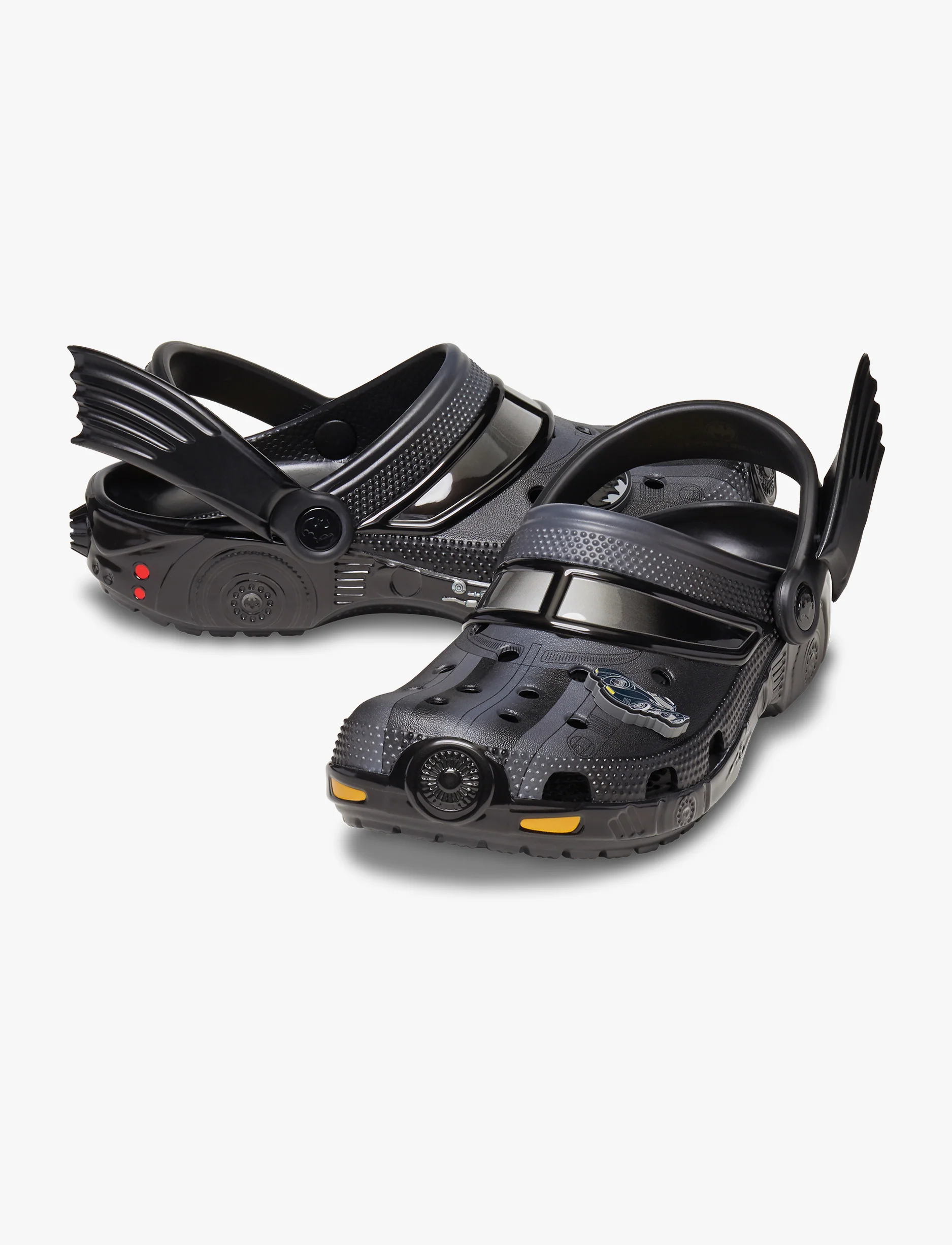Crocs Batman Batmobile Classic Clog -  כפכפי קרוקס באטמן בעיטור כנפי עטלף בצבע שחור - Image 3
