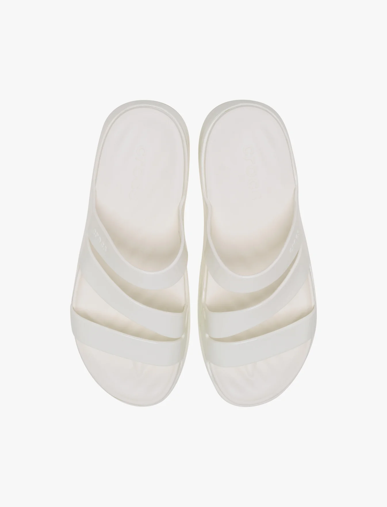 Crocs Getaway Patent Strappy -  כפכפי קרוקס לנשים בצבע לבן גיר - Image 4