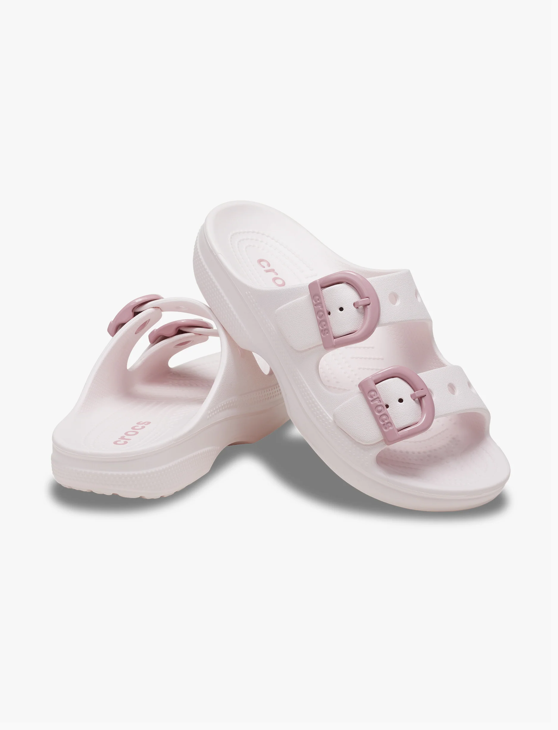 Crocs Saturday Enamel Buckle Sandal - כפכפי קרוקס לנשים בצבע ורוד קרחוני - Image 3