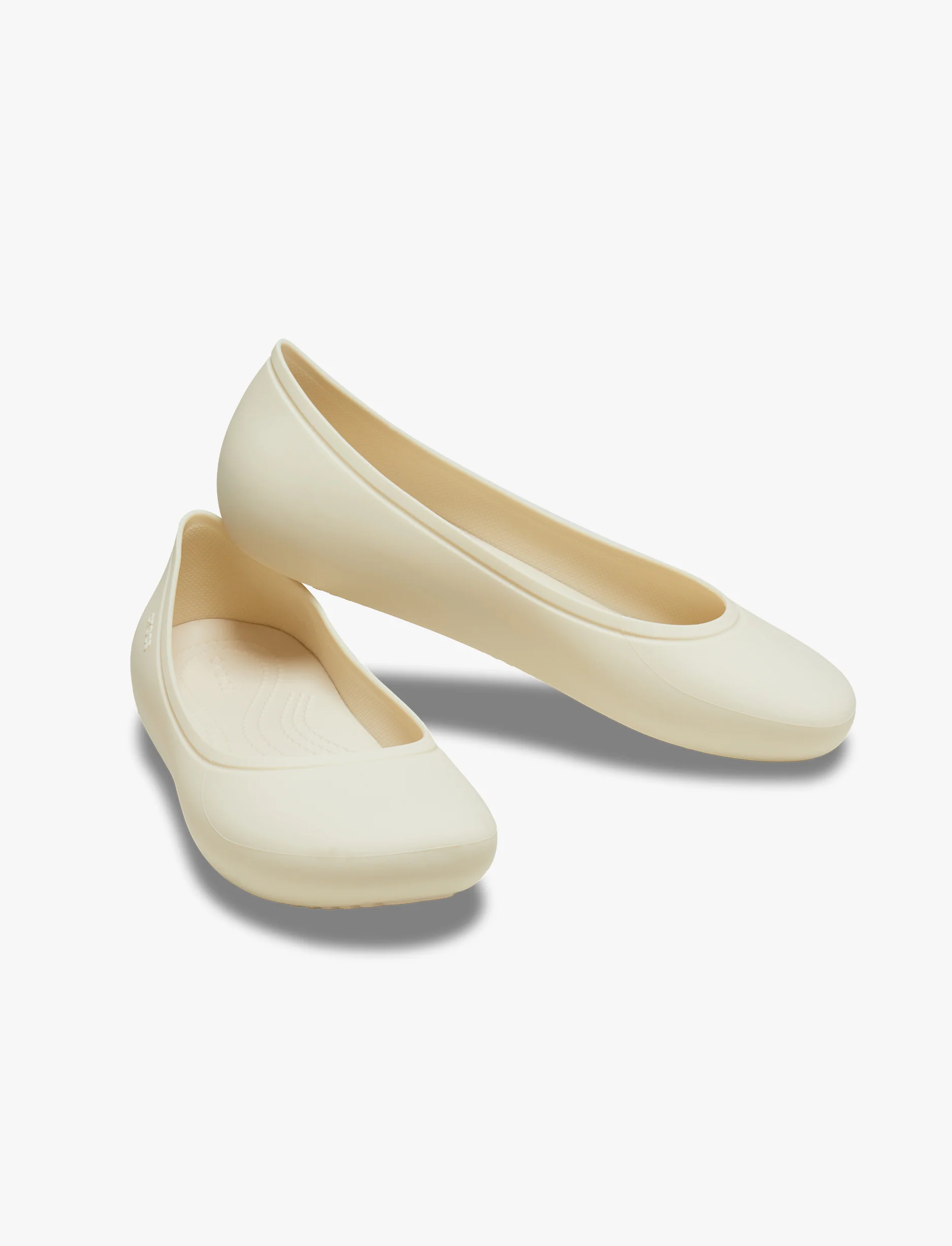 Crocs Brooklyn Flat - נעלי קרוקס שטוחות לנשים בצבע סטוקו - Image 3