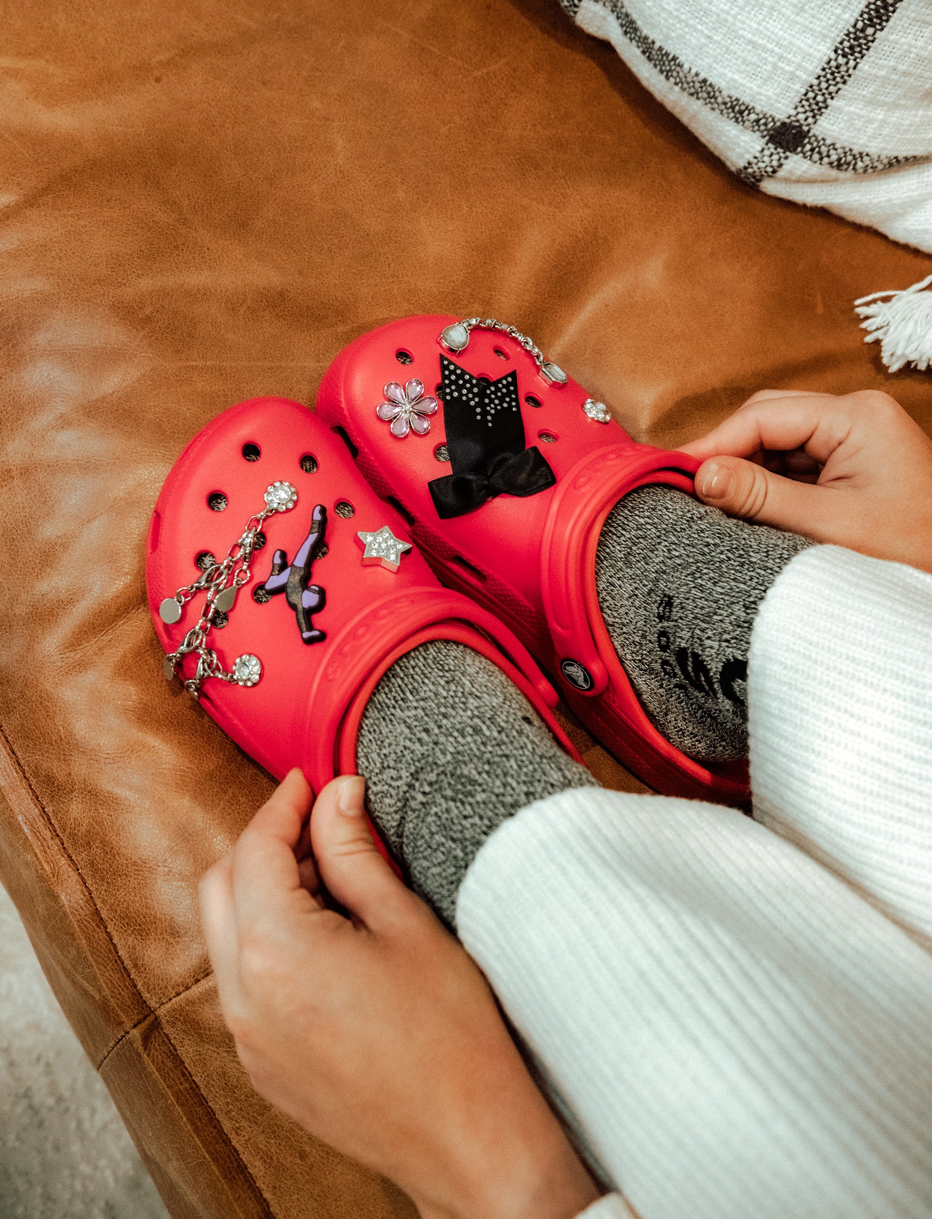 Crocs Classic - נעלי קרוקס קלאסים בצבע אדום וריסיטי - Image 8