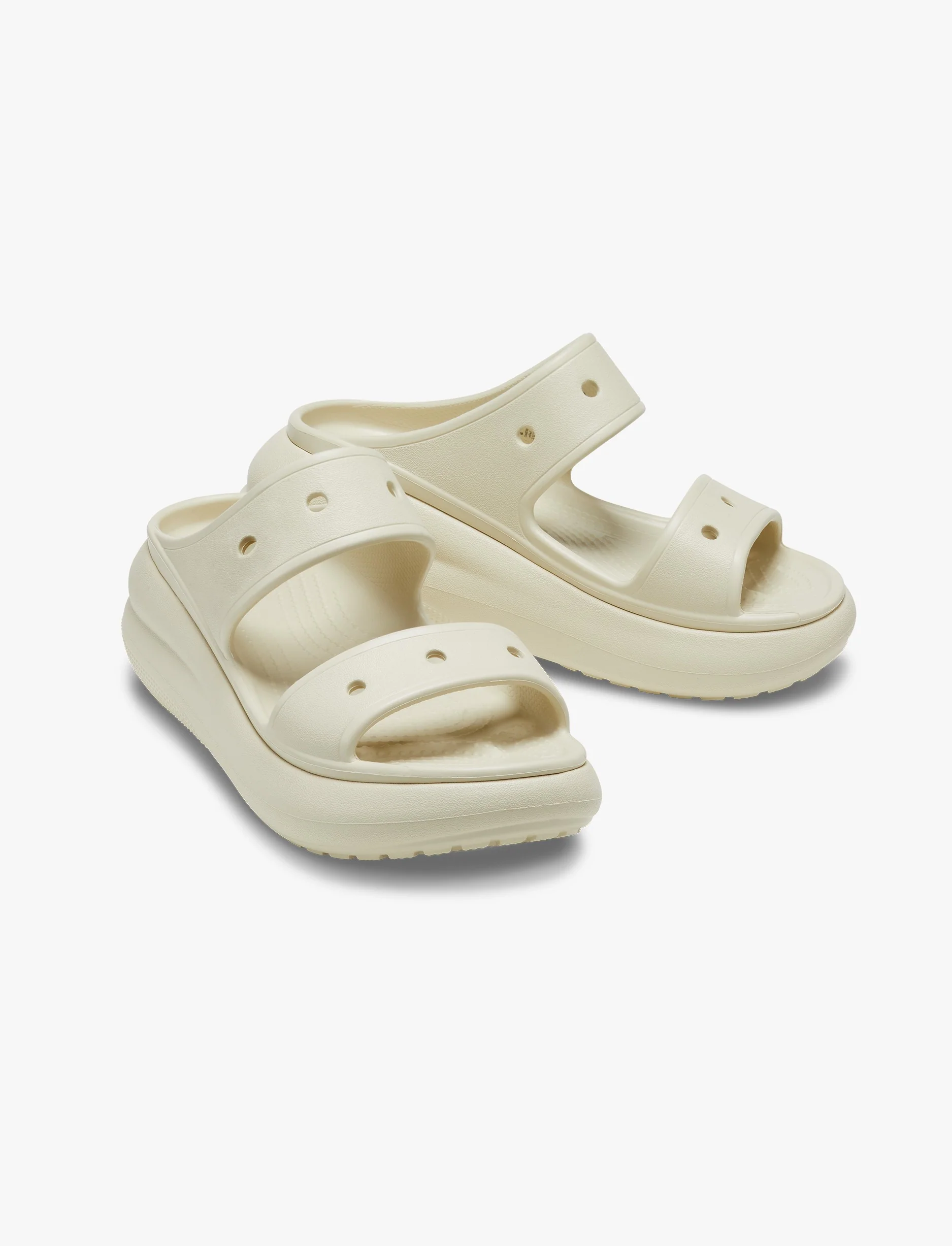 Crocs Classic Crush Sandal - כפכפי קראש קרוקס לנשים בצבע עצם - Image 5