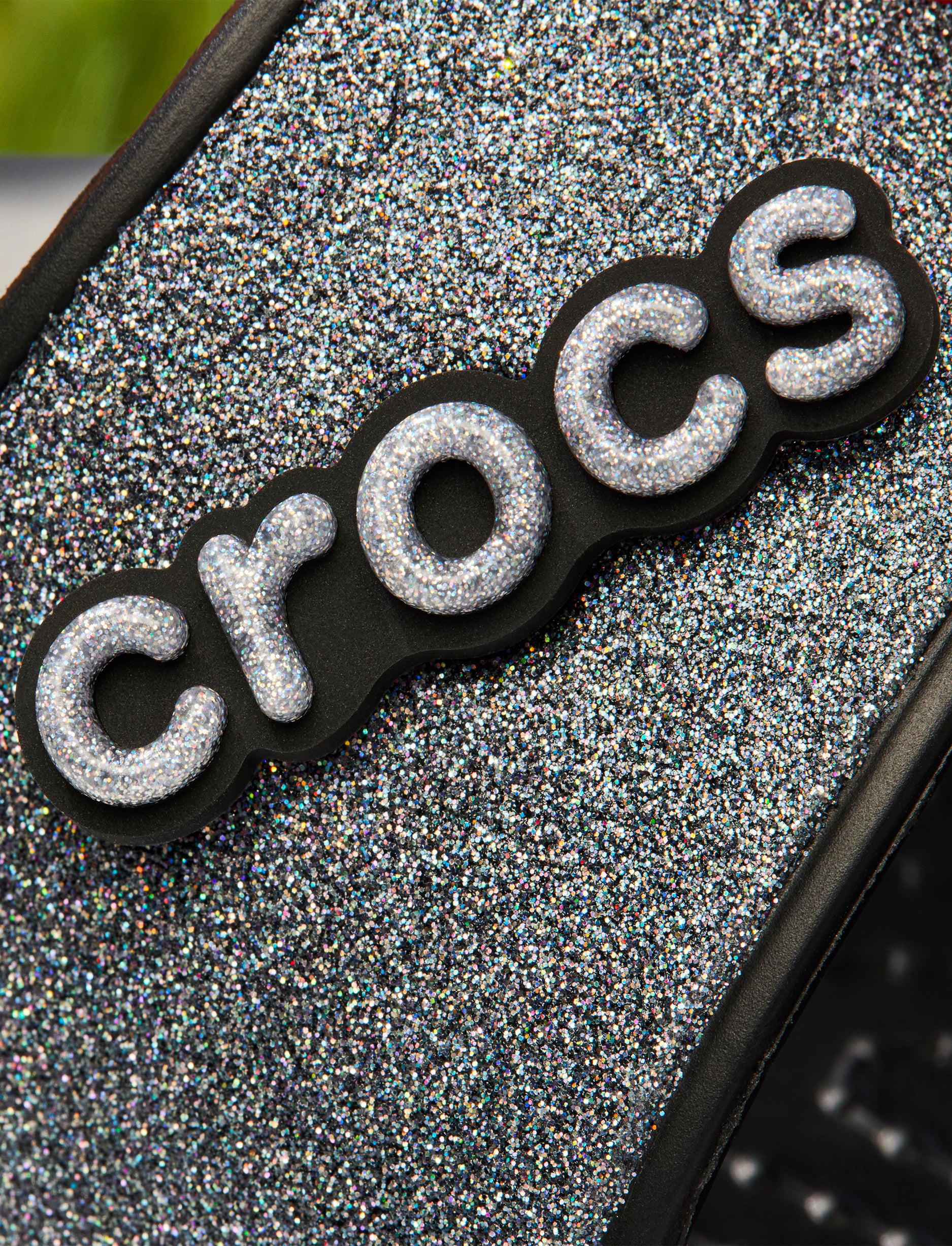 Crocs Classic Glitter Sandal - כפכפים לנשים קרוקס שתי רצועות בצבע שחור בעיטור נצנצים - Image 5