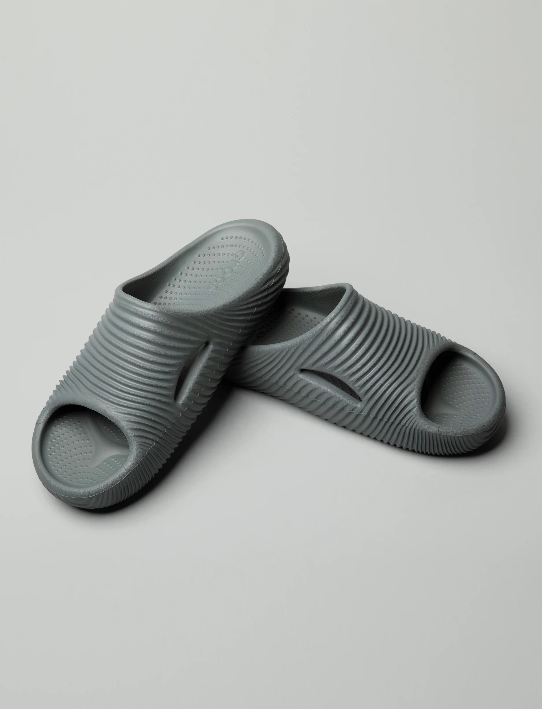 Crocs Mellow Tide Recovery Slide - כפכפי סלייד בצבע אפור סלאט - Image 8