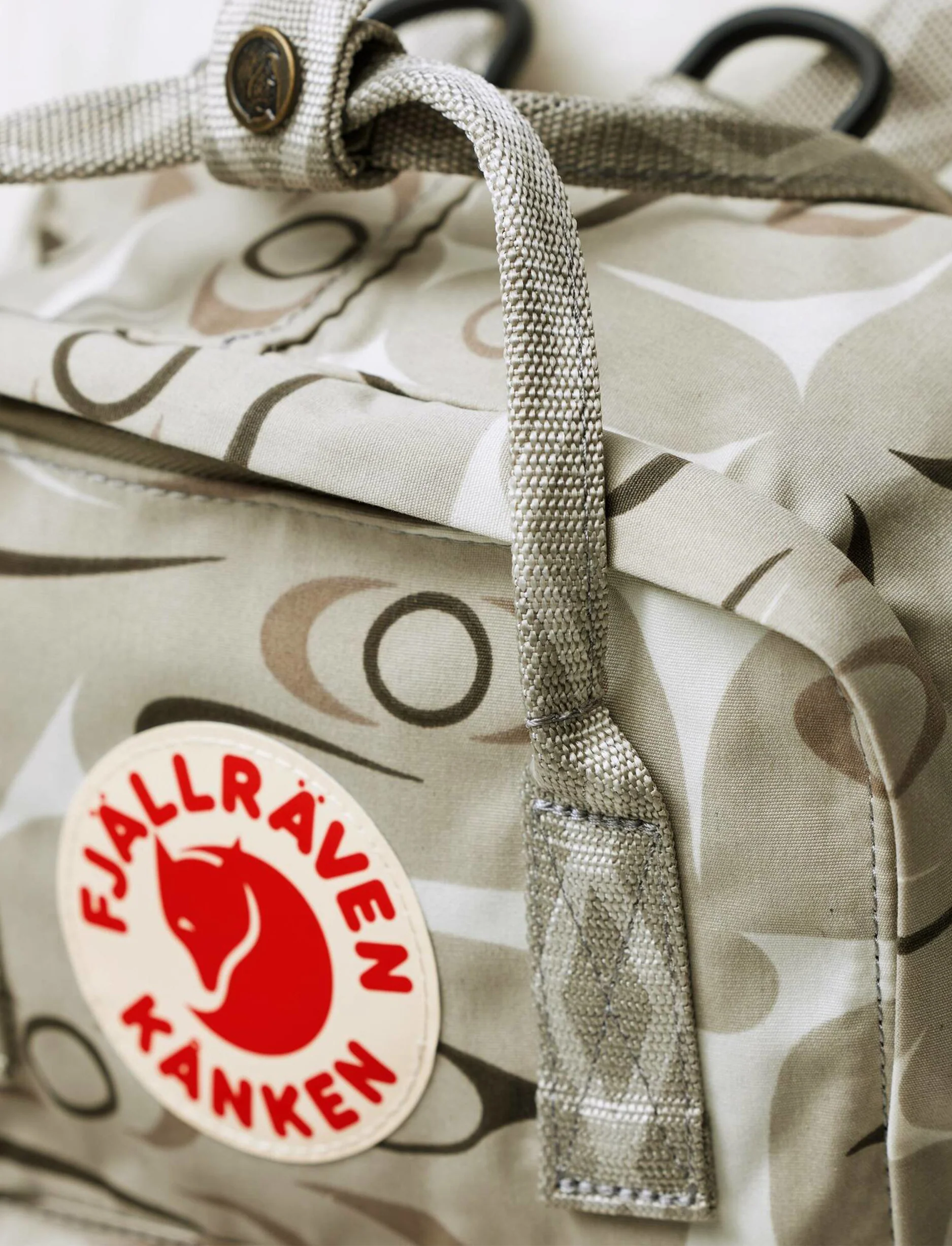 Fjallraven Kanken Art Mini -תיק גב קנקן מיני בהדפס אומנותי בצבע חאקי בהדפס מיוחד - Image 4