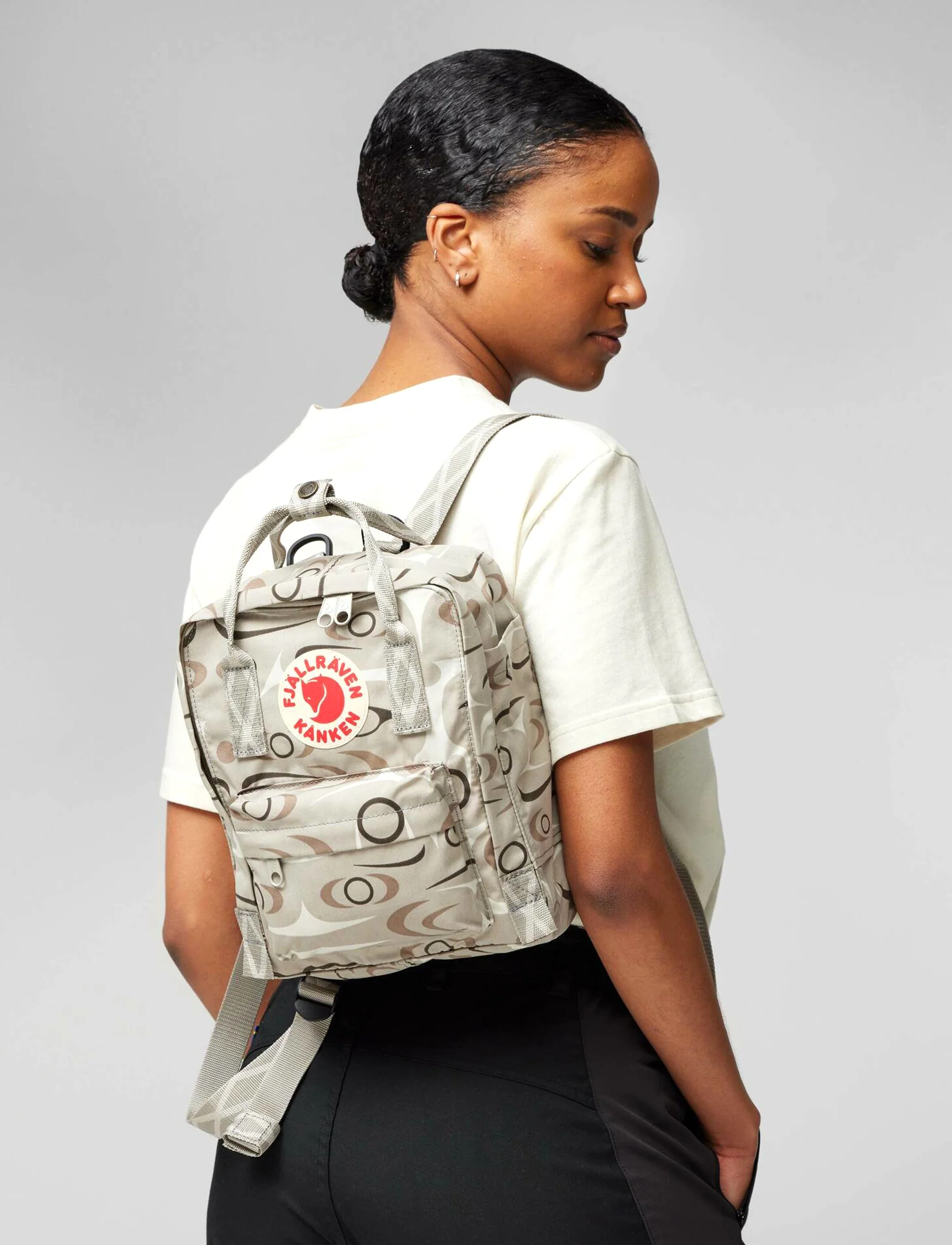 Fjallraven Kanken Art Mini -תיק גב קנקן מיני בהדפס אומנותי בצבע חאקי בהדפס מיוחד - Image 5