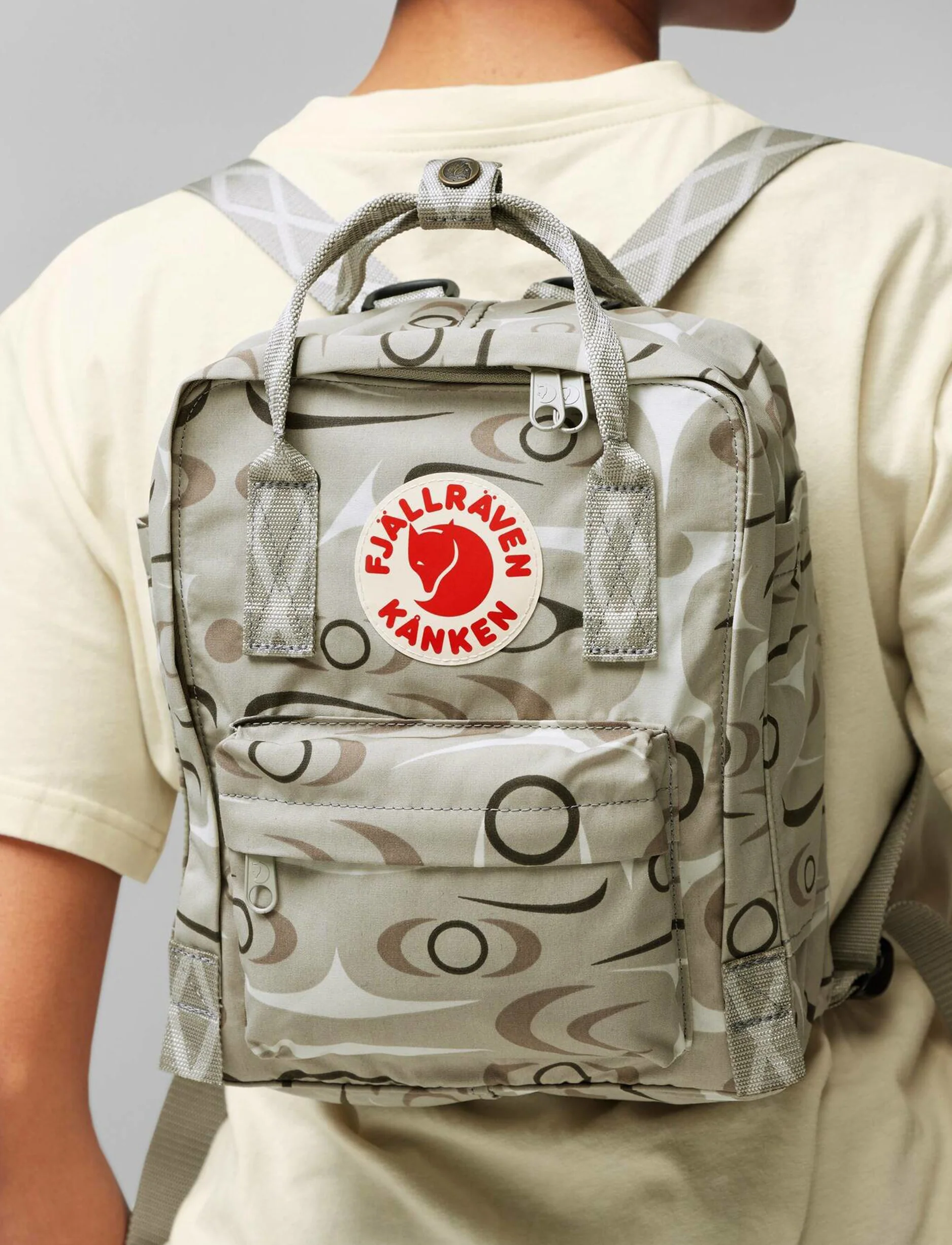 Fjallraven Kanken Art Mini -תיק גב קנקן מיני בהדפס אומנותי בצבע חאקי בהדפס מיוחד - Image 6