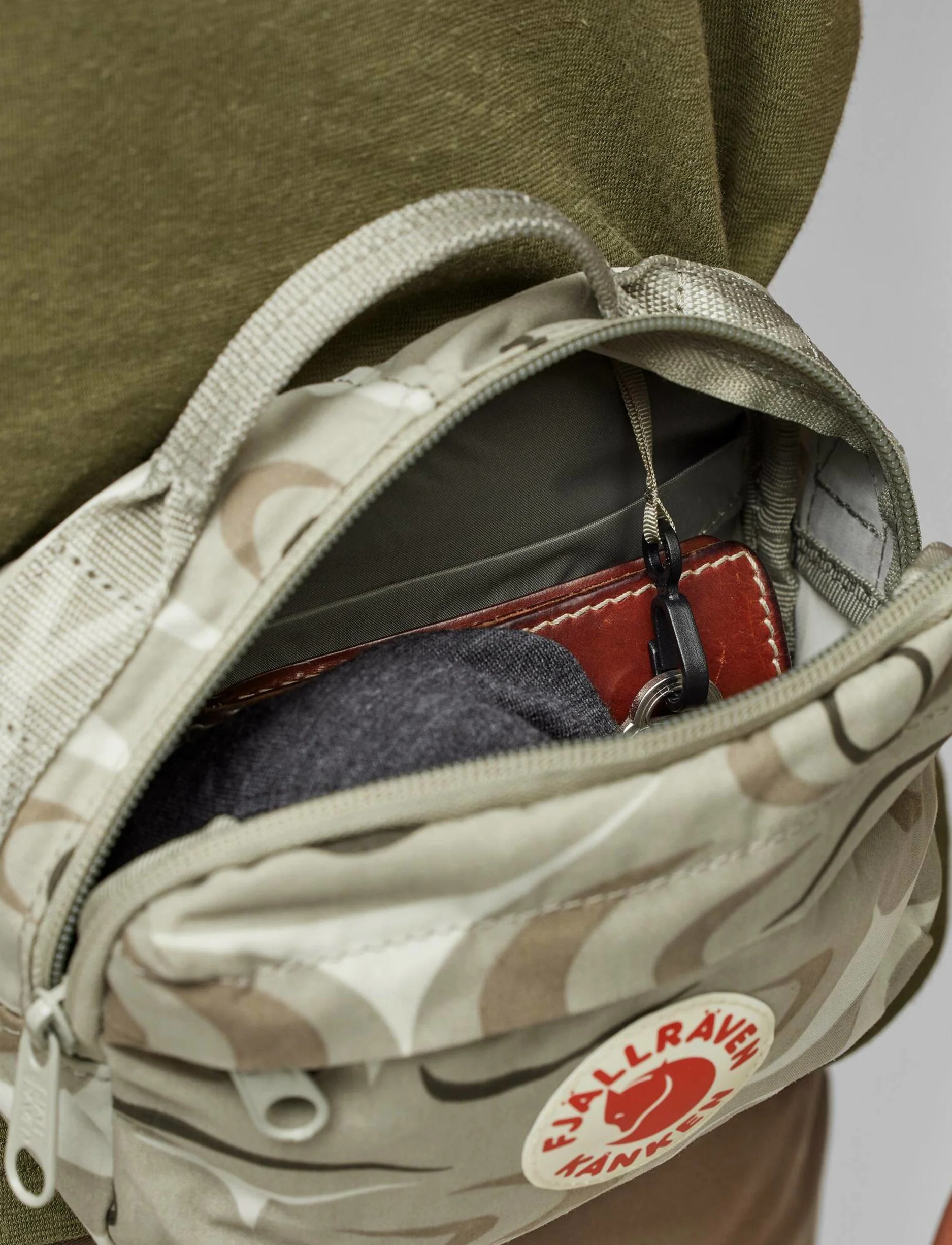 Fjallraven Kanken Art Hip Pack 23200262 - תיק צד קנקן בצבע ירוק - Image 2