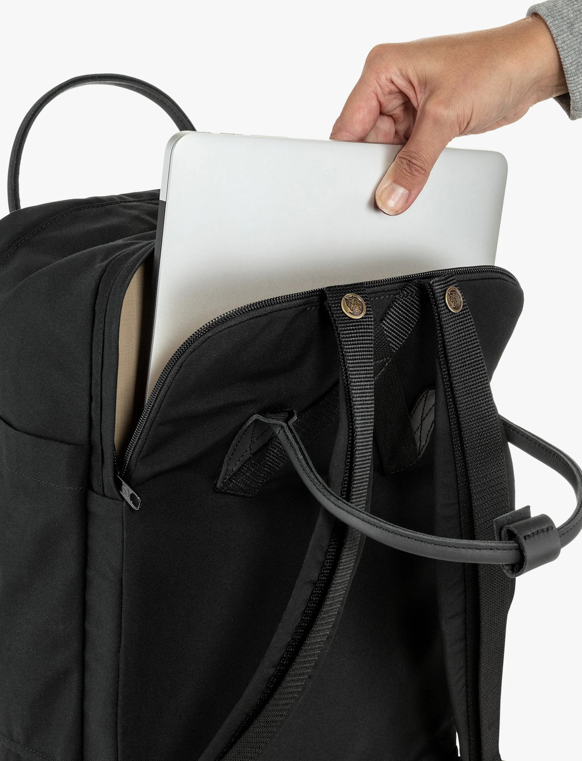 Fjallraven Kanken No. 2 Black Laptop -  תיק גב קנקן 15 ליטר בצבע שחור - Image 4