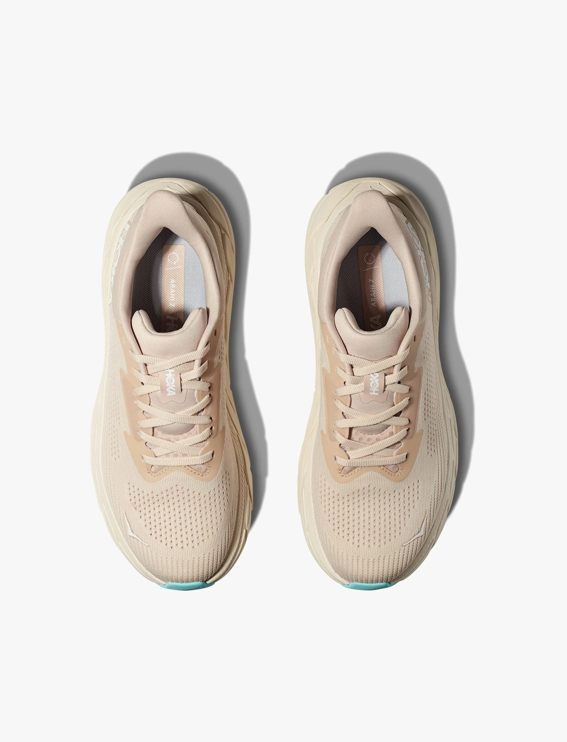 HOKA Arahi 7 - נעלי ספורט נשים הוקה ארהי 7 בצבע שחור/לבן - Image 2
