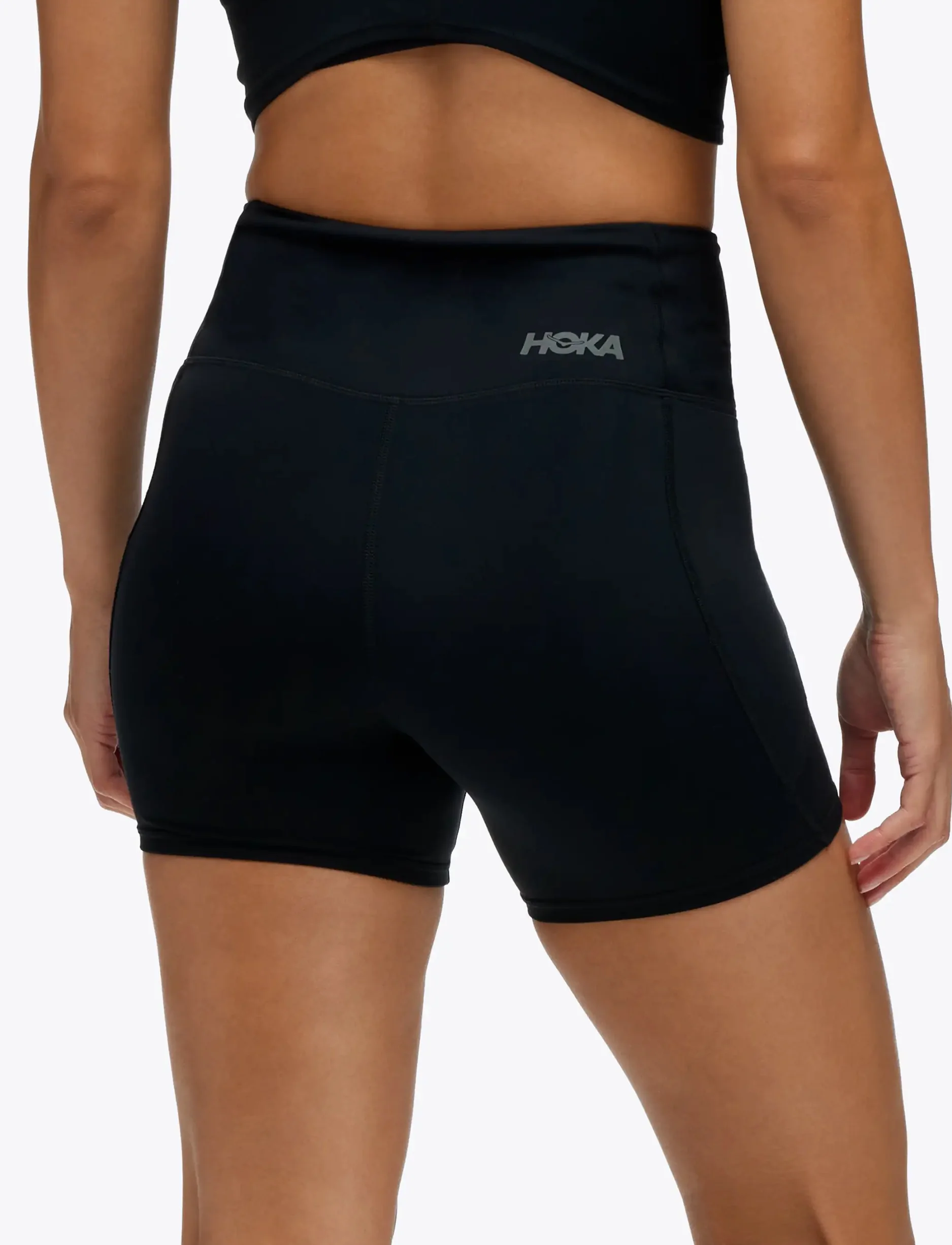 HOKA ELARO 5" BIKE SHORT - טייץ נשים קצר אלארו 5 אינצ' בצבע שחור - Image 3