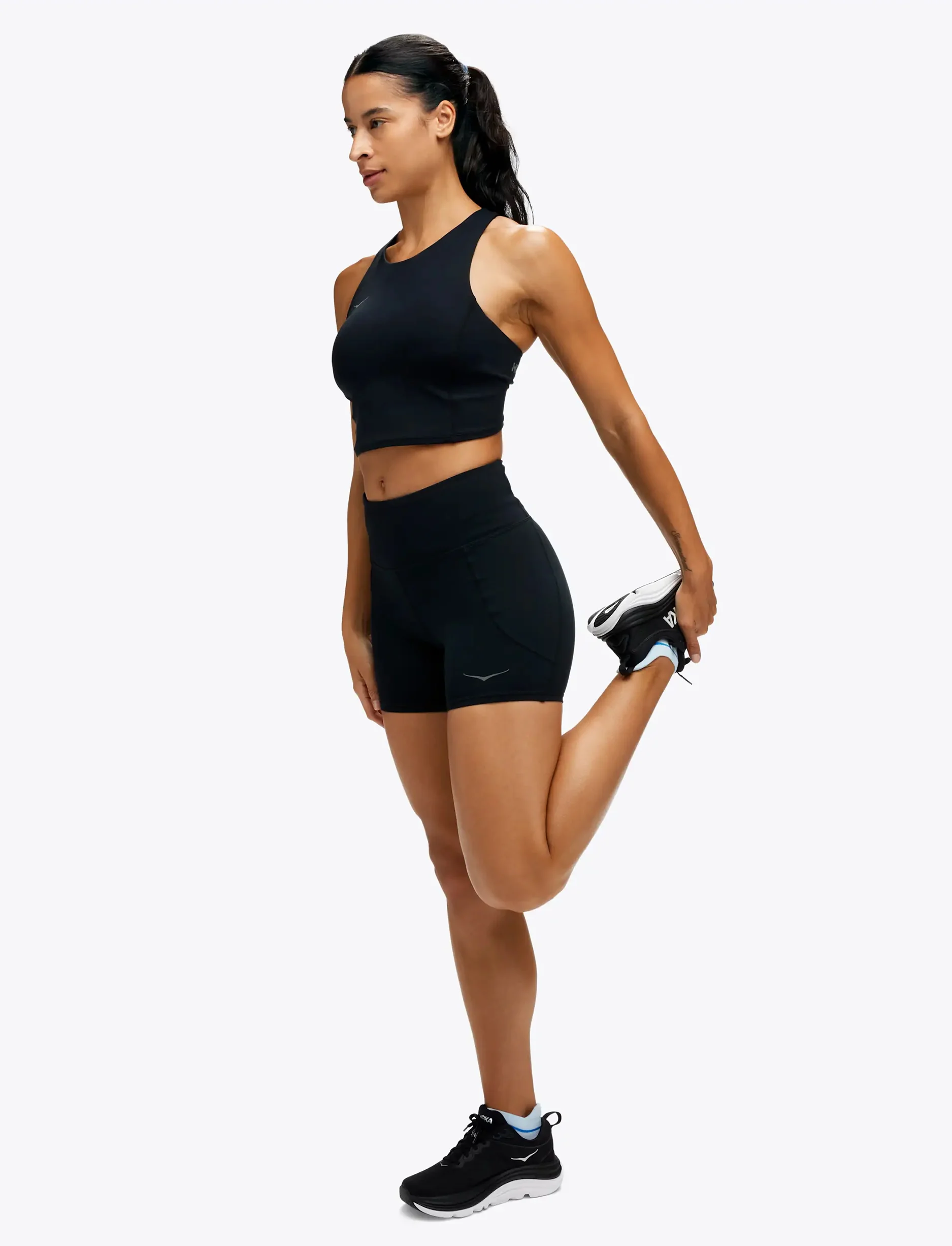 HOKA ELARO 5" BIKE SHORT - טייץ נשים קצר אלארו 5 אינצ' בצבע שחור - Image 4