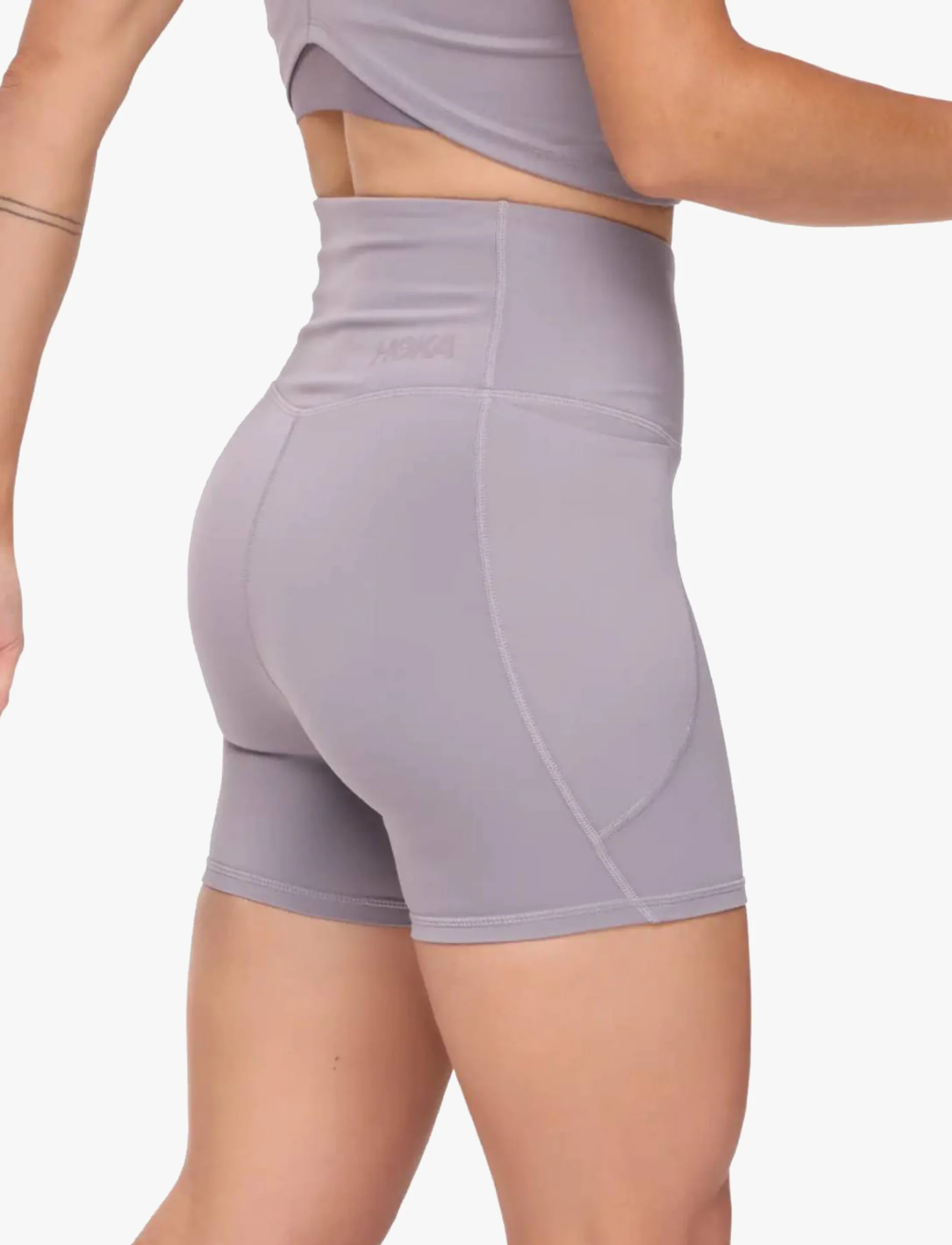 HOKA ELARO 5" BIKE SHORT - טייץ נשים קצר אלארו 5 אינצ' בצבע אסטרל - Image 2