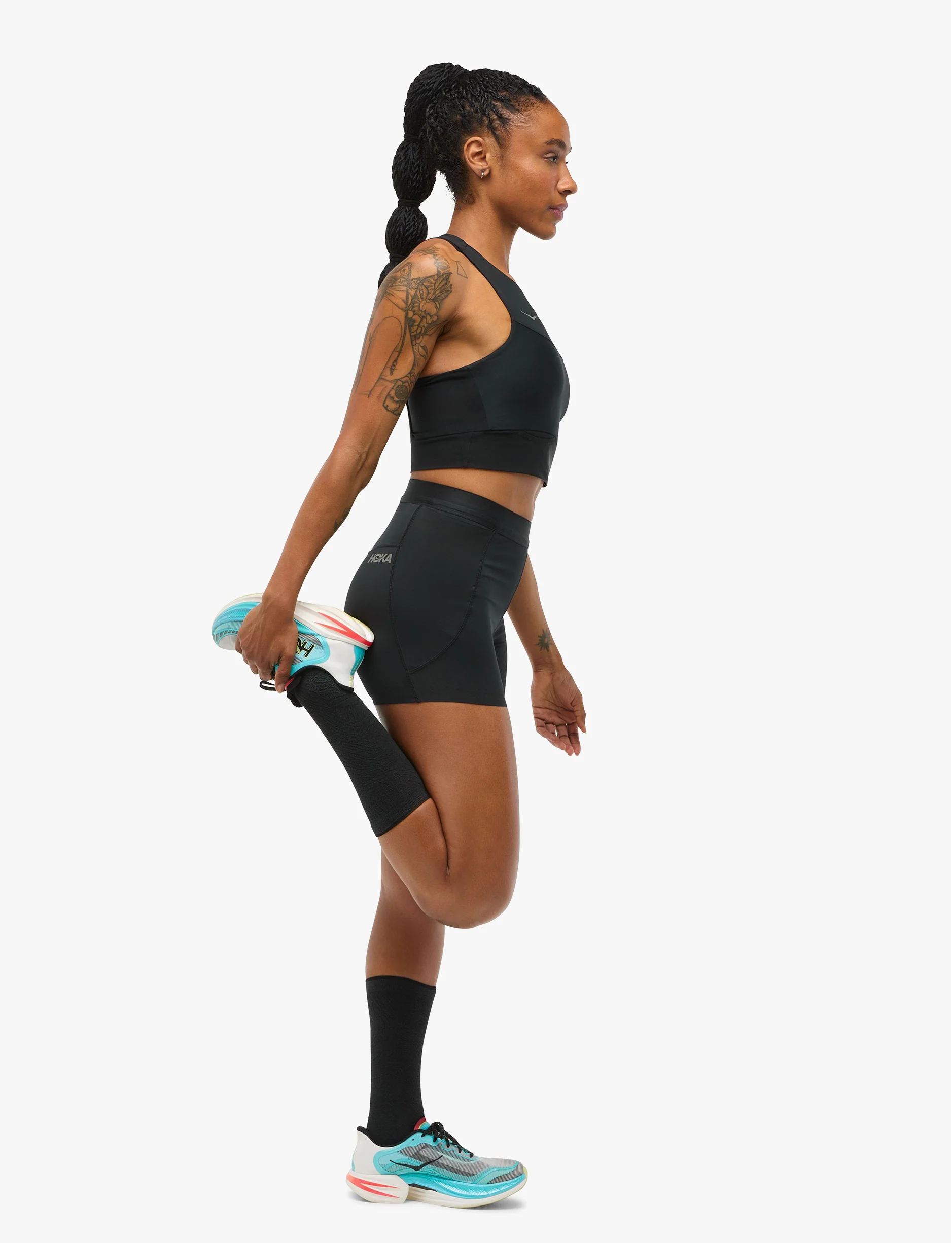 HOKA Novafly 3'' Knit Short - מכנסי ריצה והליכה לנשים נובה פליי בצבע שחור - Image 3