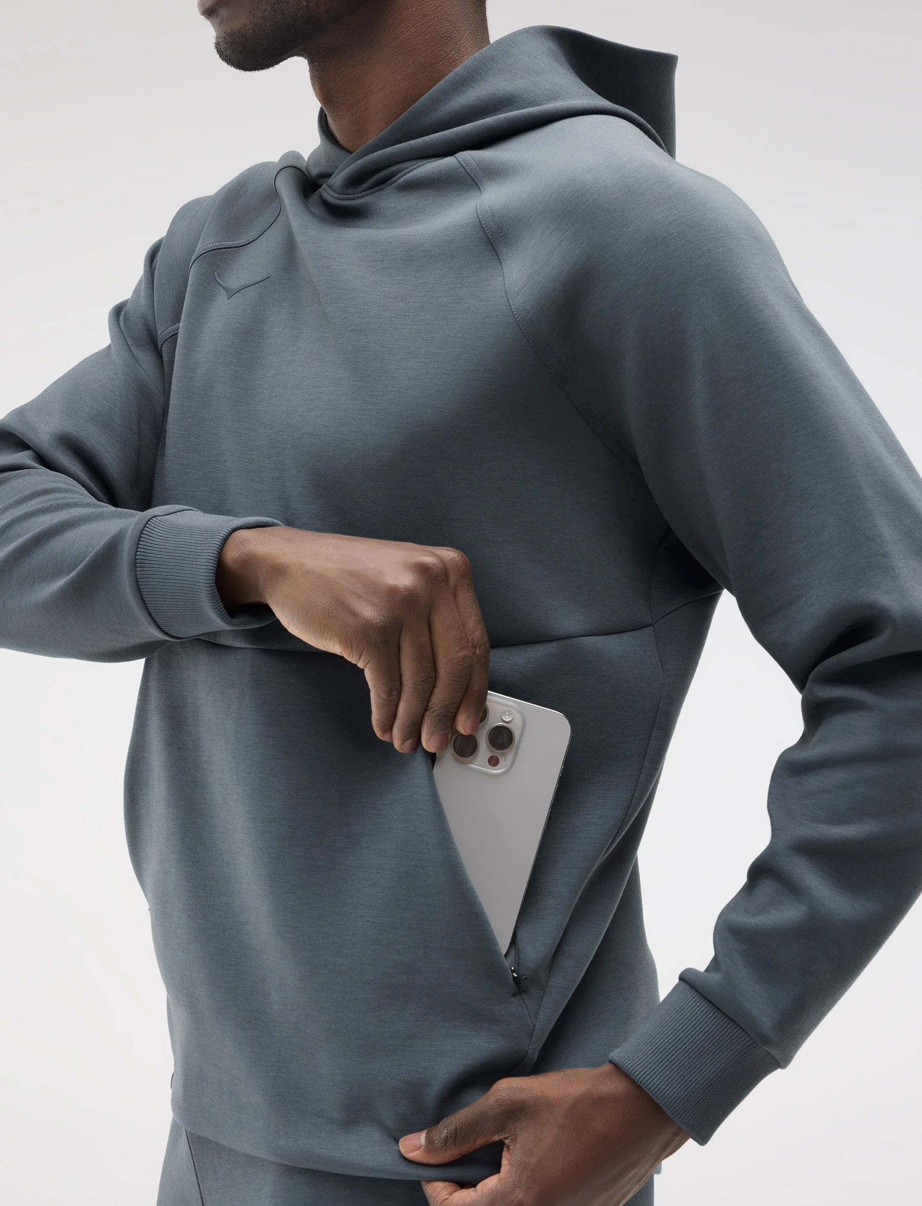 Hoka Essential Recovery Hoodie - סווטשירט הוקה לגברים בצבע נייבי דהוי - Image 3