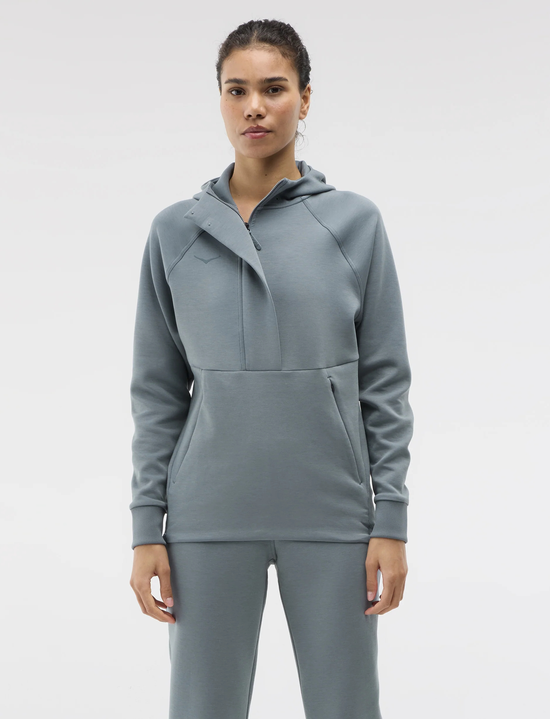 Hoka Essential Recovery Hoodie - סווטשירט הוקה לנשים בצבע כחול צפחה - Image 5