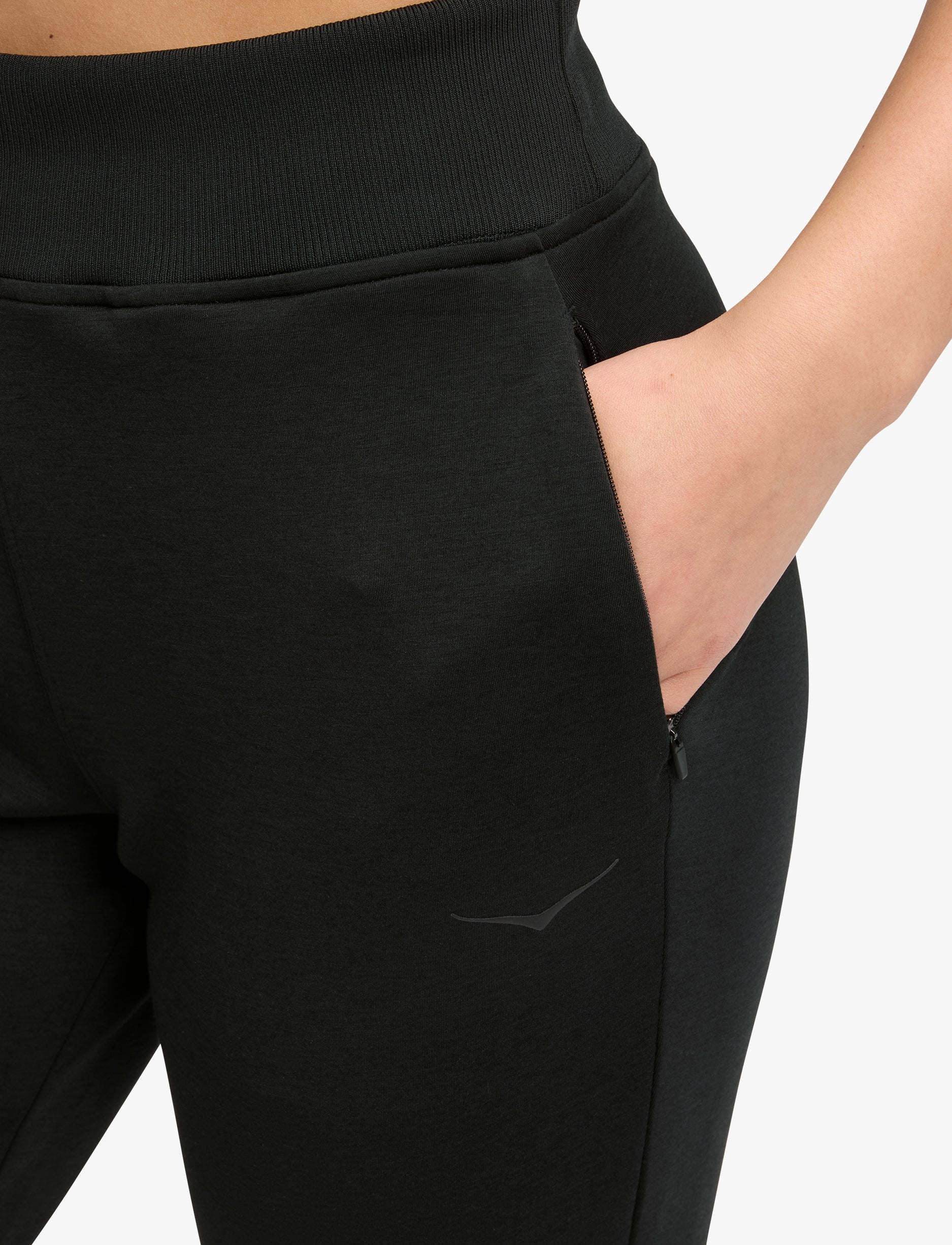 Hoka Essential Recovery Pant - מכנסי הוקה לנשים בצבע שחור - Image 5