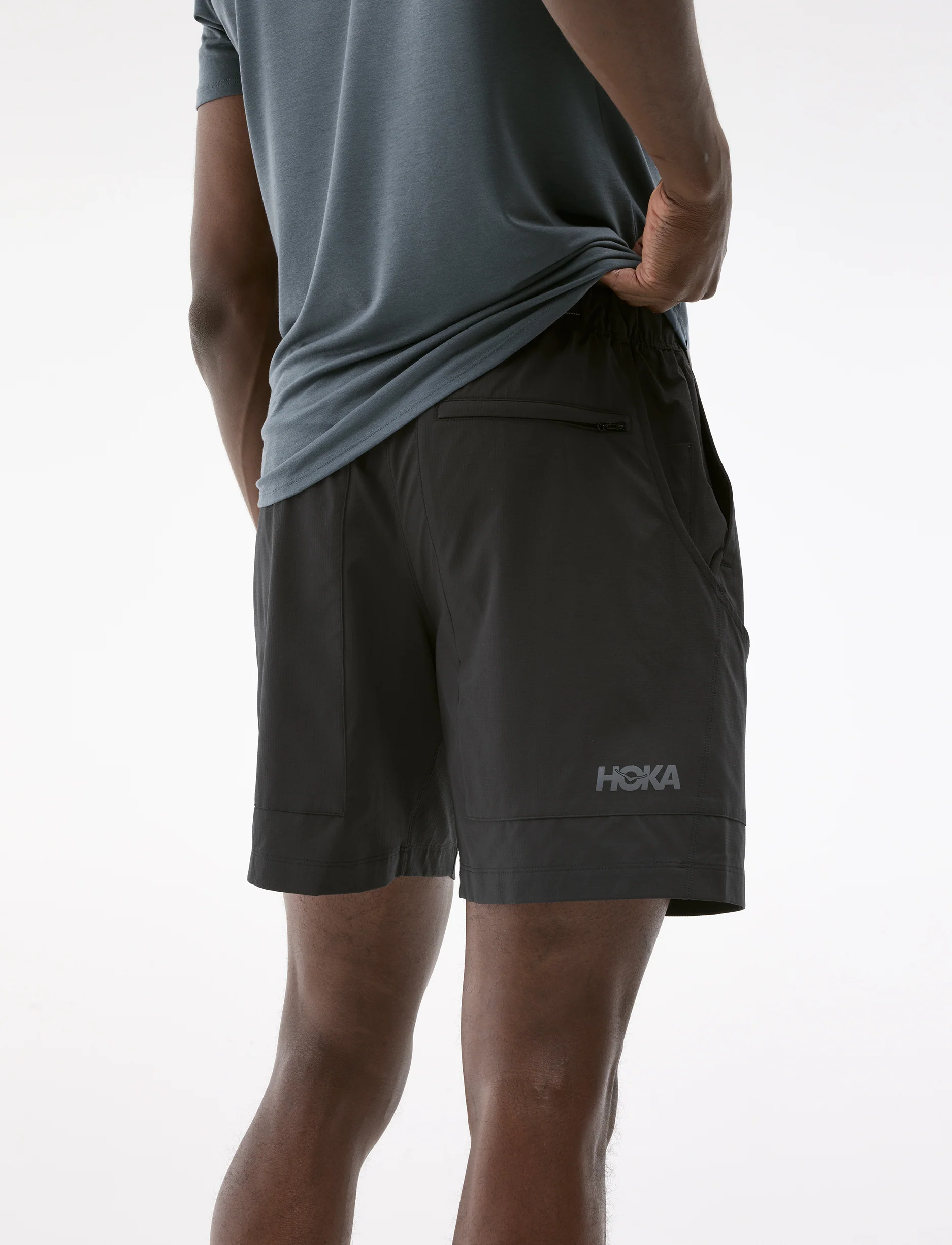HOKA M WOODLAND HIKE SHORT - מכנסי ספורט קצרים הוקה לגברים בצבע שחור - Image 2