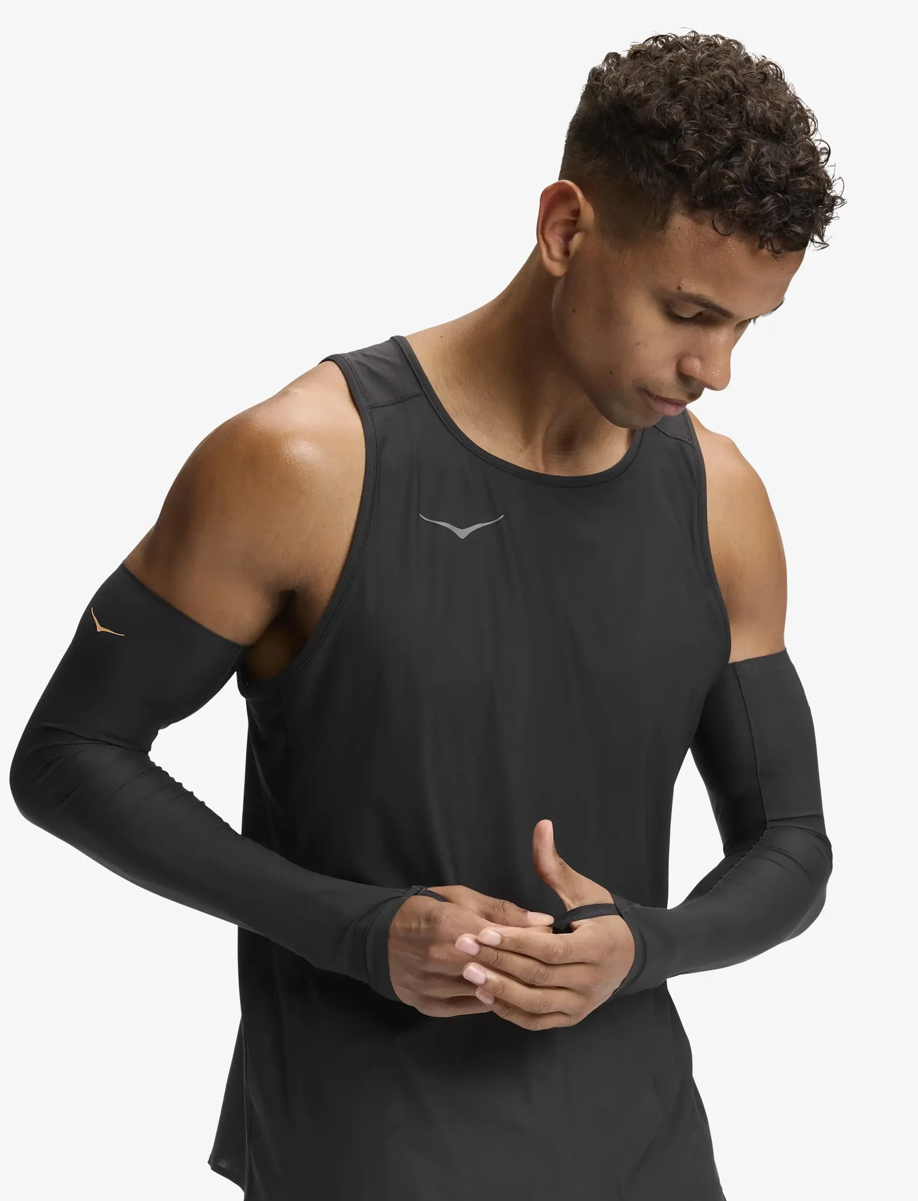U AIROLITE ARM SLEEVES – שרוולי ידיים אירולייט לריצה בצבע שחור/זהב